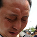 四川东方汽轮机厂的一位职工在向四川汶川大地震的遇难者默哀