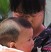 母亲抱着孩子向汶川大地震遇难者默哀