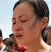 市民在宁夏银川市南门广场，哀悼四川汶川大地震遇难者