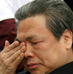 中国驻纽约总领事彭克玉在赈灾义演现场擦拭眼泪