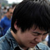 中国人民大学学生蔡晓宇在北京天安门广场向汶川大地震遇难者默哀