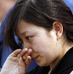 一位女士在北京天安门广场为汶川大地震遇难同胞默哀时流下伤心的眼泪