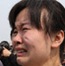 一位女青年在北京天安门广场为汶川地震遇难同胞默哀后失声痛哭