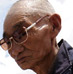 一名藏族老人（前）在拉萨布达拉宫广场向汶川大地震遇难者默哀