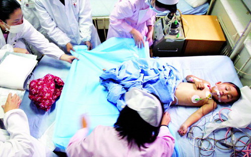 西安交大第一医院儿科重症监护室内,多名医务人员紧急抢救中毒小男孩