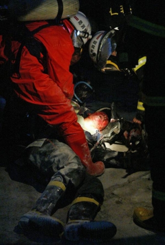 消防战士受伤的脸图片图片